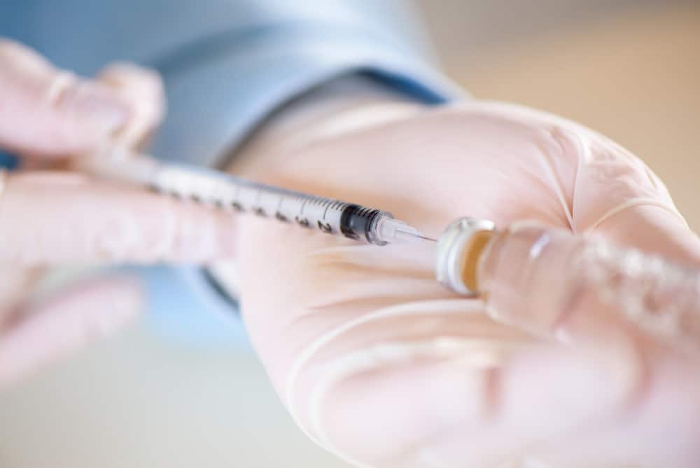 docto fills syringe insulin injections diabetes