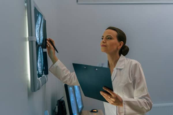 מה בדיקה בטכנולוגית MRI מגלה שרנטגן לא מגלה? 1 מה בדיקה בטכנולוגית MRI מגלה שרנטגן לא מגלה